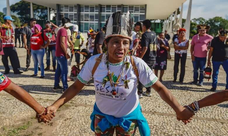 Brasília (DF), 20/03/2024, - Indígenas do Mato Grosso do Sul e do Paraná se reúnem em frente ao STF, onde se manifestarão contra a Lei 14.701/2023. A “Lei do Marco Temporal” está em vigor desde sua promulgação pelo Congresso, em dezembro. Os indígenas dos povos Avá-Guarani, Guarani e Kaiowá, Terena, Kinikinau e Kadiwéu reivindicam que ela seja declarada inconstitucional pelo STF, que já decidiu sobre o tema em julgamento de repercussão geral.
Foto: Rafa Neddermeyer/Agência Brasil