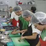 Brasília (DF) - Caminhos da Reportagem - Alunos do curso técnico de gastronomia do instituto federal de Brasília.
A taxa de desemprego no Brasil é de 8,8%, segundo a pesquisa mais recente do IBGE. Já entre os jovens de 18 a 24 anos, esse índice é o dobro: 18%.
Foto: Frame Caminhos da Reportagem/TV Brasil