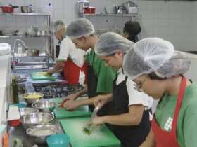 Brasília (DF) - Caminhos da Reportagem - Alunos do curso técnico de gastronomia do instituto federal de Brasília.
A taxa de desemprego no Brasil é de 8,8%, segundo a pesquisa mais recente do IBGE. Já entre os jovens de 18 a 24 anos, esse índice é o dobro: 18%.
Foto: Frame Caminhos da Reportagem/TV Brasil