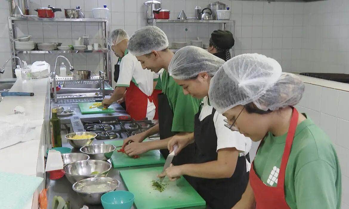 Brasília (DF) - Caminhos da Reportagem - Alunos do curso técnico de gastronomia do instituto federal de Brasília. A taxa de desemprego no Brasil é de 8,8%, segundo a pesquisa mais recente do IBGE. Já entre os jovens de 18 a 24 anos, esse índice é o dobro: 18%. Foto: Frame Caminhos da Reportagem/TV Brasil