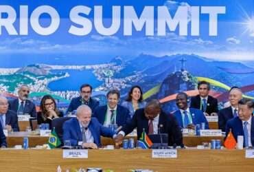 Rio de Janeiro (RJ), 19/11/2024 - Presidente da República, Luiz Inácio Lula da Silva cumprimenta o presidente da África do Sul, Cyril Ramaphosa, tendo ao lado esquerdo o presidente dos Estados Unidos Joe Biden e ao lado direito o presidente da República Popular da China Xi Jinping, durante sessão de encerramento da Cúpula de Líderes do G20 e cerimônia de transmissão da presidência do G20. Foto: Ricardo Stuckert/PR