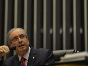 Brasília - O Presidente da Câmara, Eduardo Cunha, entra no plenário após falar com a imprensa sobre a representação contra ele no Conselho de Ética. Foto: Fabio Rodrigues Pozzebom/Agência Brasil