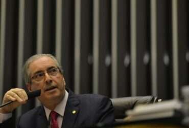 Brasília - O Presidente da Câmara, Eduardo Cunha, entra no plenário após falar com a imprensa sobre a representação contra ele no Conselho de Ética. Foto: Fabio Rodrigues Pozzebom/Agência Brasil