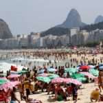 Rio de Janeiro (RJ), 24/08/2023 - Cariocas se refrescam na praia do Leme em meio a forte onda de calor. Foto:Tânia Rêgo/Agência Brasil