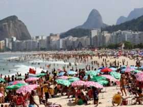 Rio de Janeiro (RJ), 24/08/2023 - Cariocas se refrescam na praia do Leme em meio a forte onda de calor. Foto:Tânia Rêgo/Agência Brasil