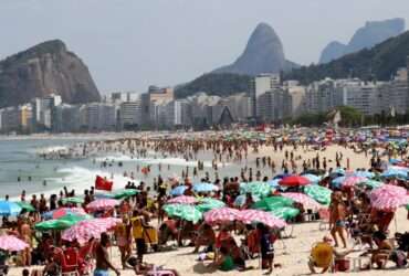 Rio de Janeiro (RJ), 24/08/2023 - Cariocas se refrescam na praia do Leme em meio a forte onda de calor. Foto:Tânia Rêgo/Agência Brasil