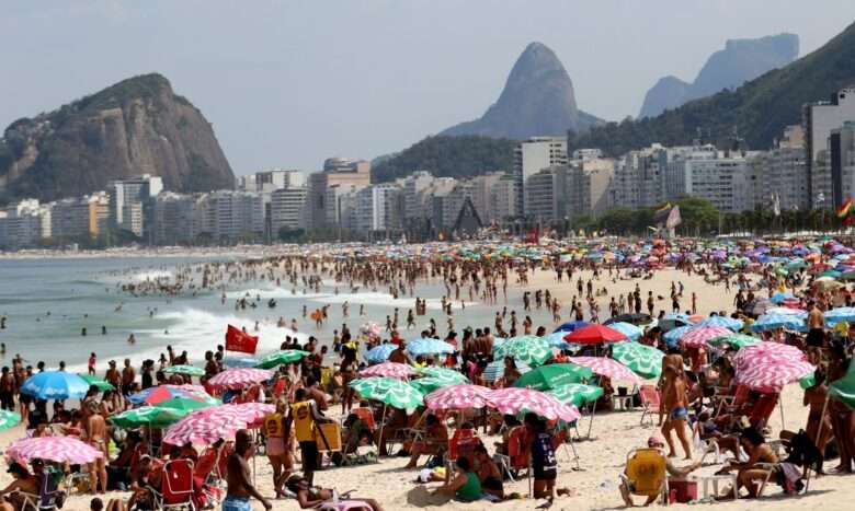 Rio de Janeiro (RJ), 24/08/2023 - Cariocas se refrescam na praia do Leme em meio a forte onda de calor. Foto:Tânia Rêgo/Agência Brasil