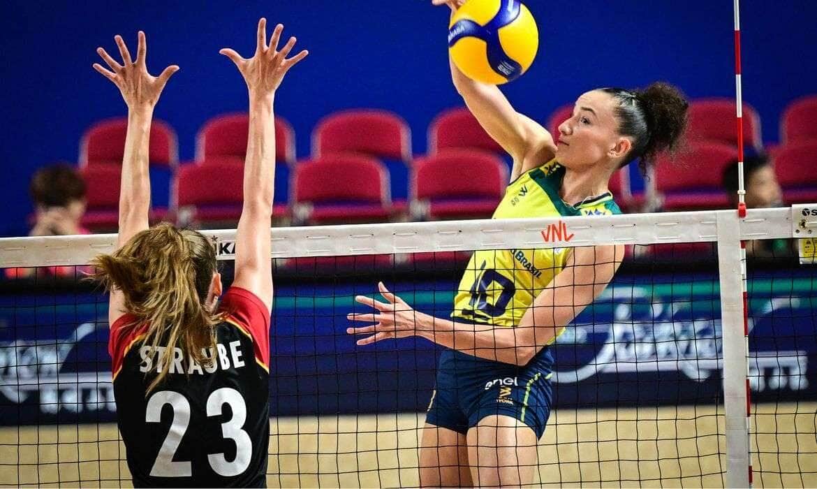 Capitã Gabi no ataque: Brasil vence Alemanha por 3 sets a 1 - 10º triunfo seguindo na Liga das Nações de Volêi Feminino, em 13/06/2024