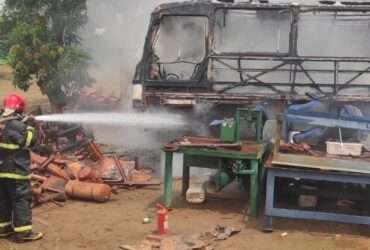 Corpo de Bombeiros controla incêndio em ônibus em Campo Verde