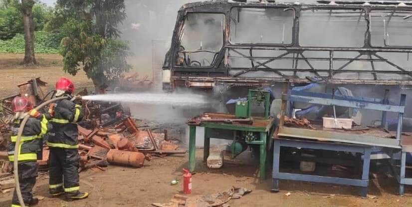 Corpo de Bombeiros controla incêndio em ônibus em Campo Verde