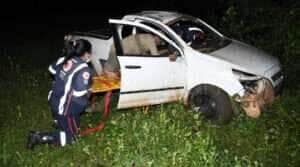 Carro capota após ser fechado por outro veículo e deixa dois feridos em Rondonópolis