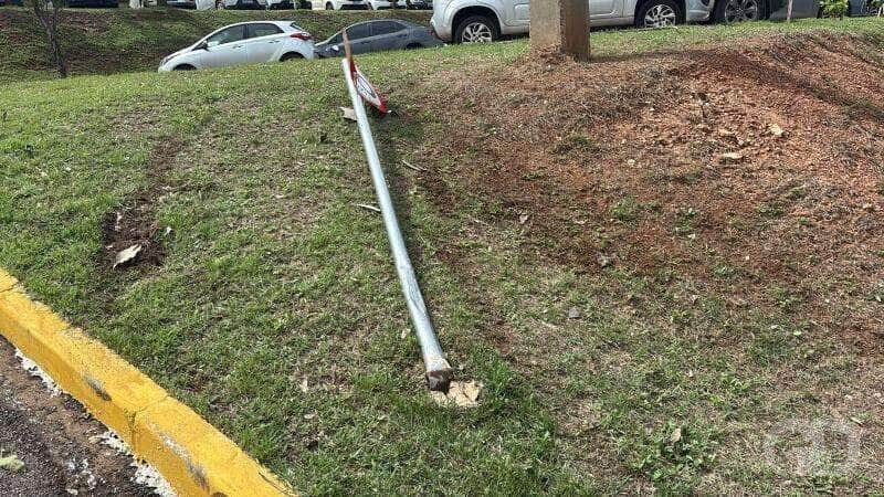 Crianças estavam brincando no estacionamento quando foram atingidas por veículo; outra criança, de 12 anos, permanece internada
