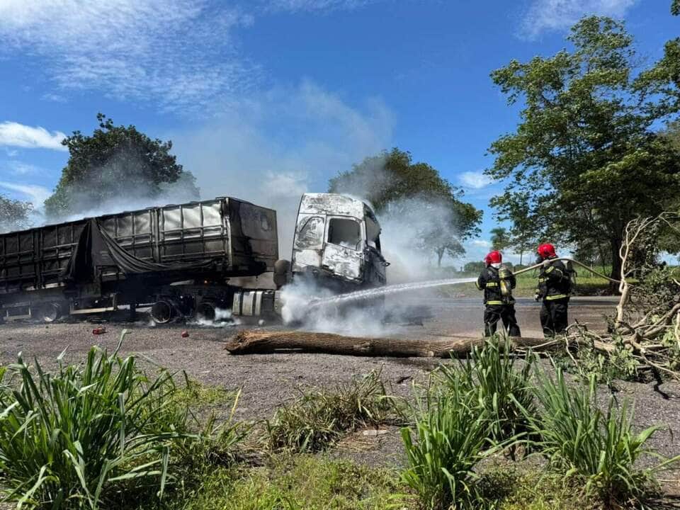 Bombeiros extinguem incêndio em carreta na BR-364 em Mato Grosso