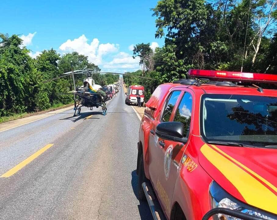 Bombeiros resgatam vítima de capotamento na BR-070 em Mato Grosso