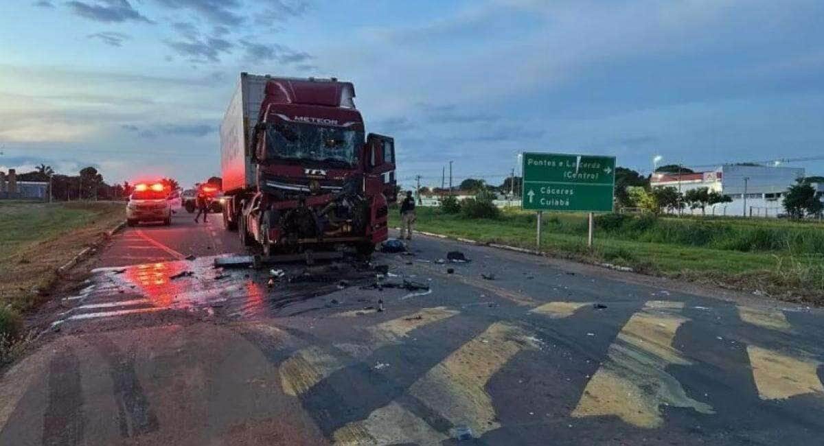 Caminhoneira morre em colisão entre carretas na BR-174 em Mato Grosso