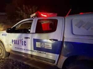 Batida entre carro e carreta ocorreu na madrugada deste sábado; criança chegou a ser socorrida, mas não resistiu 
