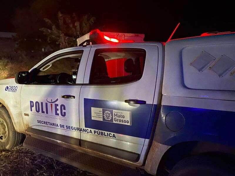 Batida entre carro e carreta ocorreu na madrugada deste sábado; criança chegou a ser socorrida, mas não resistiu 