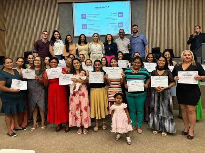 Programa Mulheres Mil certifica 35 alunas dos cursos de Microempreendedor Individual e Auxiliar Administrativo