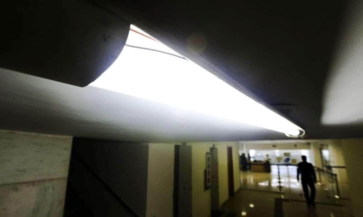 Brasília - O consumo de energia elétrica fechou os primeiros três meses do ano com queda acumulada de 4,2% em relação ao mesmo período do ano passado (Marcelo Camargo/Agência Brasil)