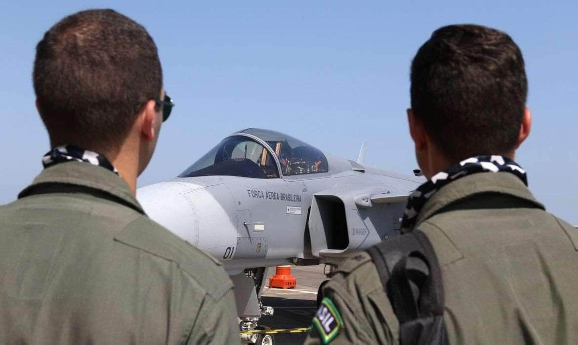 Incorporação das aeronaves F-39 Gripen, recém-chegadas ao Brasil, à Força Aérea Brasileira (FAB) durante cerimônia militar alusiva ao Dia da Aviação de Caça, na Base Aérea de Santa Cruz, zona oeste do Rio de Janeiro.