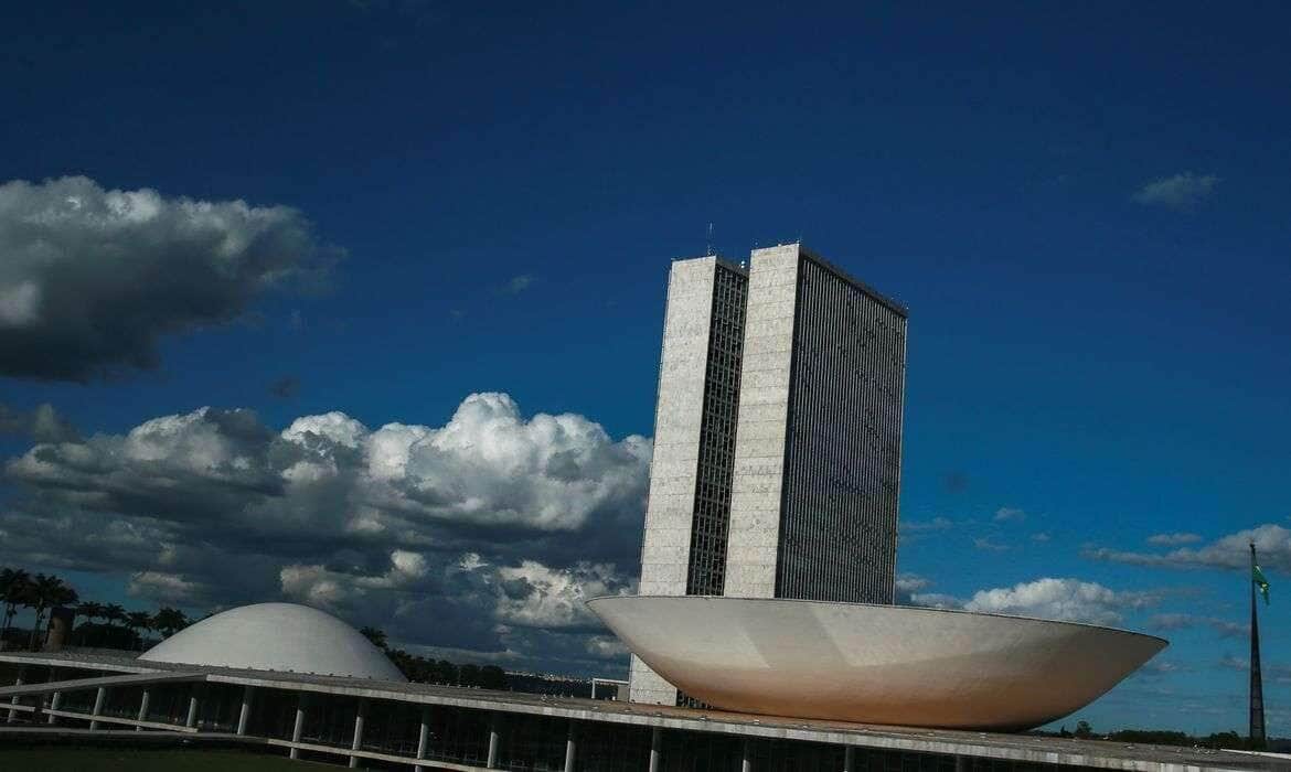 A cúpula menor, voltada para baixo, abriga o Plenário do Senado Federal. A cúpula maior, voltada para cima, abriga o Plenário da Câmara dos Deputados