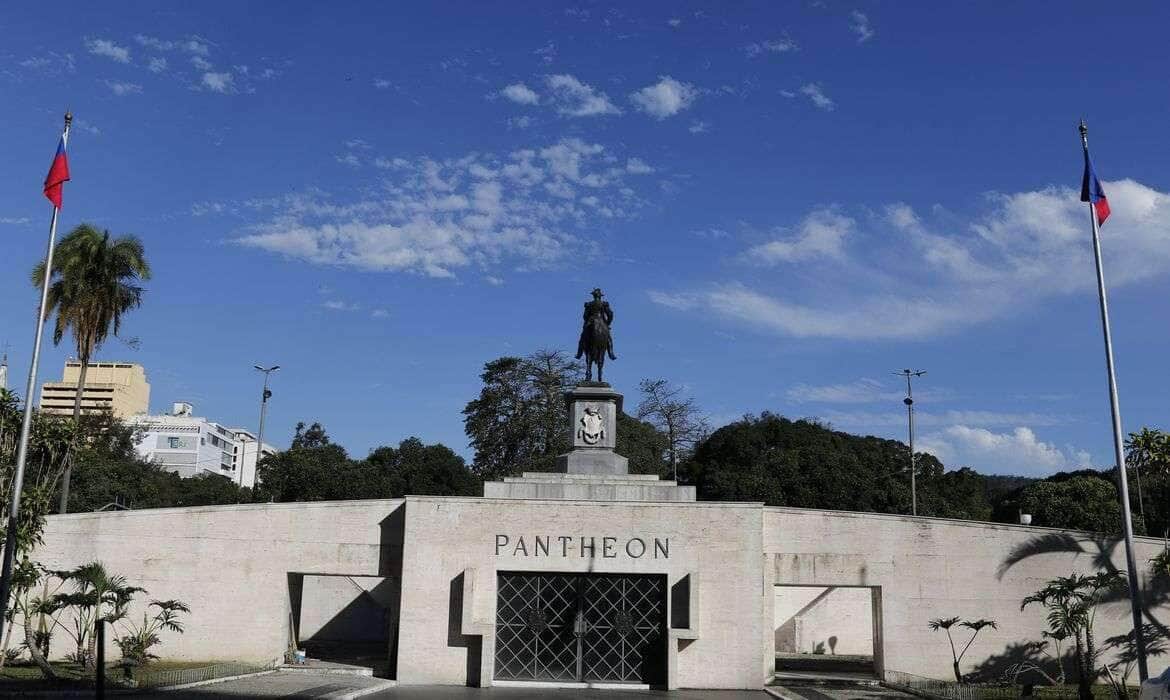 Rio de Janeiro (RJ), 24/08/2023 - O Pantheon de Caxias, monumento em homenagem ao Duque de Caxias, patrono do Exército Brasileiro, em frente ao Palácio Duque de Caxias, sede do Comando Militar do Leste. Foto: Fernando Frazão/Agência Brasil