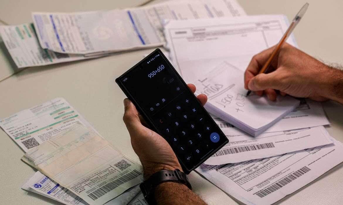 Brasília (DF) 15/03/2024 – A partir de hoje (15) de março, parte da liquidação interbancária da cobrança do documento será feita no mesmo dia do pagamento A novidade é mais um projeto de modernização feito pelo setor bancário na modalidade de boletos, que englobará 136 bancos e será mandatória. Com a mudança, se o cliente pagar o boleto até *às 13h30, o cobrador poderá receber o dinheiro no mesmo dia, dependendo do contrato que ele tenha com a sua instituição financeira. Se o pagamento for feito após *às 13h30, a liquidação ocorrerá no dia seguinte. Foto: Joédson Alves/Agência Brasil