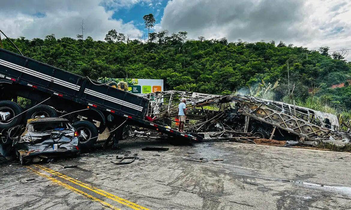 Brasília (DF) 21/12/2024 - Acidente envolvendo ônibus que vinha de São Paulo, durante o trajeto, o ônibus estourou o pneu e o motorista perdeu o controle da direção batendo contra uma carreta, na BR 116, Km 286, na localidade de Lajinha, em Teófilo Otoni.
Foto: Corpo de bombeiros Militar/MG