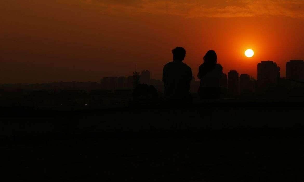 São Paulo (SP), 11/09/2024 - Final de tarde visto desde a Praça do Pôr do Sol mostra céu laranjado devido a poluição do ar. Foto: Paulo Pinto/Agência Brasil