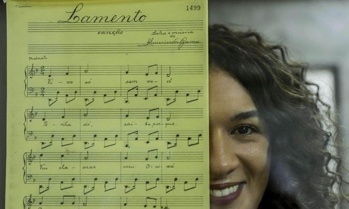 Brasília (DF) 22/12/2024 – A jornalista e pesquisadora, Cibele Tenório autora da biografia sufragista Almerinda Farias.
Cibele posa para foto com as partituras inéditas descobertas durante pesquisa
Foto: Joédson Alves/Agência Brasil