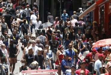 São Paulo (SP), 20/12/2024 - Movimento na Ladeira Porto Geral e rua 25 de Março  antes do Natal. Foto: Paulo Pinto/Agência Brasil