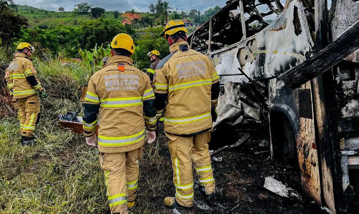 Brasília (DF) 21/12/2024 - Acidente envolvendo ônibus que vinha de São Paulo, durante o trajeto, o ônibus estourou o pneu e o motorista perdeu o controle da direção batendo contra uma carreta, na BR 116, Km 286, na localidade de Lajinha, em Teófilo Otoni. Foto: Corpo de bombeiros Militar/MG