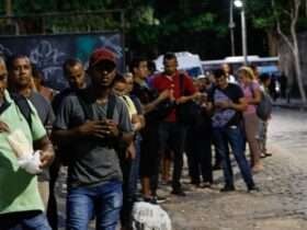 Rio de Janeiro (RJ) 30/04/2024 - Filas de trabalhadores que usam vans em deslocamento na volta para casa, na região da Central do Brasil. Foto: Fernando Frazão/Agência Brasil