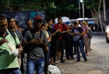 Rio de Janeiro (RJ) 30/04/2024 - Filas de trabalhadores que usam vans em deslocamento na volta para casa, na região da Central do Brasil. Foto: Fernando Frazão/Agência Brasil