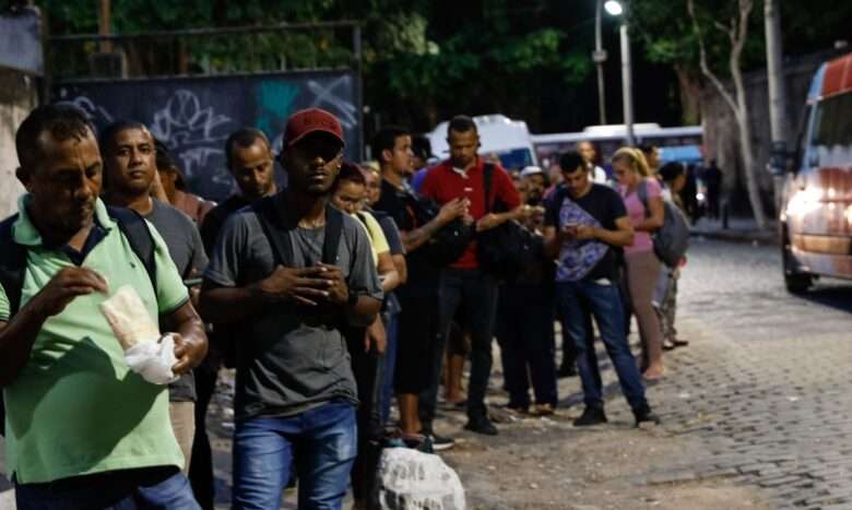 Rio de Janeiro (RJ) 30/04/2024 - Filas de trabalhadores que usam vans em deslocamento na volta para casa, na região da Central do Brasil. Foto: Fernando Frazão/Agência Brasil