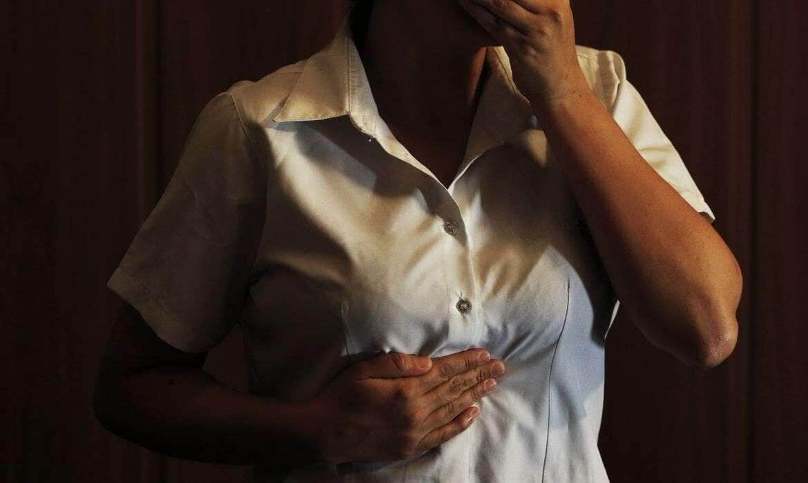 Brasília (DF), 23/12/2024 - Pessoa com sintomas de refluxo, com a mão na boca e estômago, sentindo desconforto. Foto: Bruno Peres/Agência Brasil