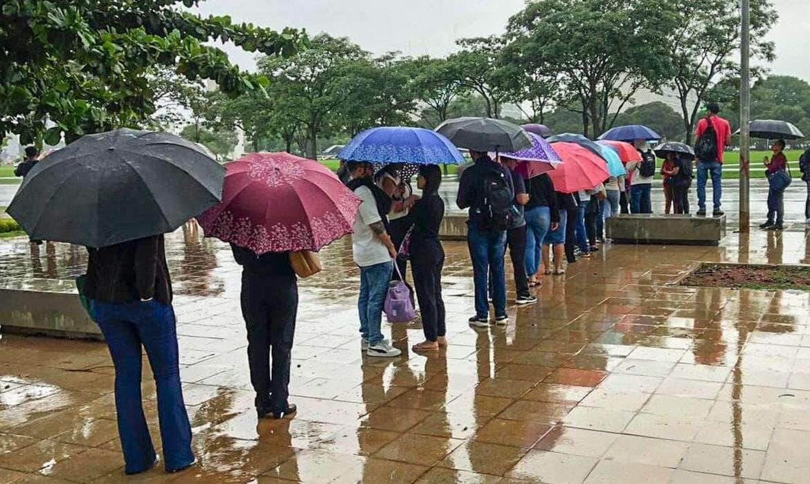 Brasília (DF) 18/11/2024 – Pessoas saõ vistas com seus guarda chuvas durante chuvana Esplanada dos Ministérios.
Foto: Jose Cruz/Agência Brasil
