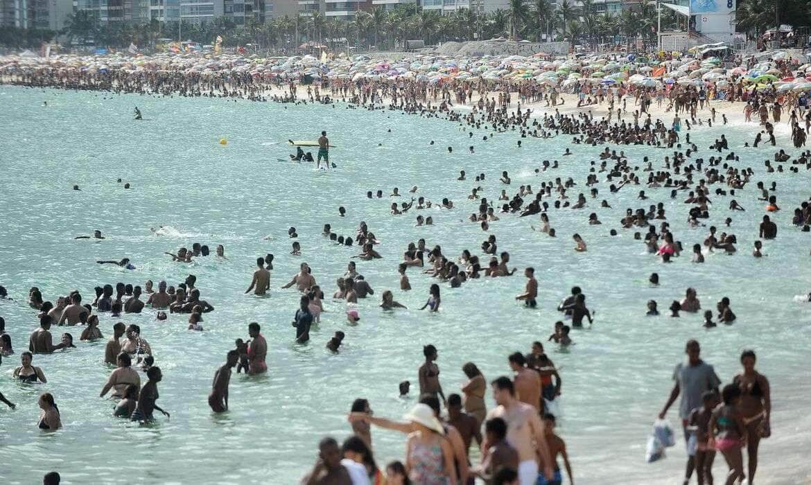 Cariocas e turistas lotam praias do Rio em dia de altas temperaturas (Tomaz Silva/Agência Brasil)
