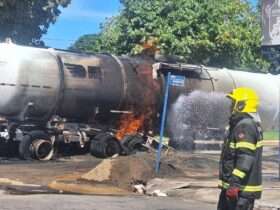 Bombeiros controlam incêndio em carreta-tanque carregada de etanol em Mato Grosso