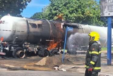 Bombeiros controlam incêndio em carreta-tanque carregada de etanol em Mato Grosso