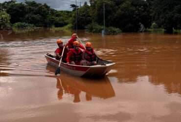 Bombeiros realizam resgates em meio às fortes chuvas em Mato Grosso