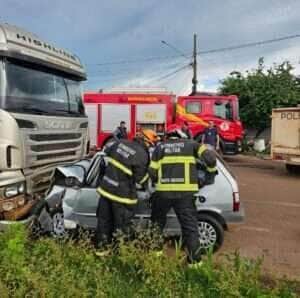 Bombeiros retira corpo de vítima presa às ferragens após acidente em estrada de Mato Grosso
