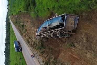 Carreta com destino a Mato Grosso tomba na BR-364 em Rondônia