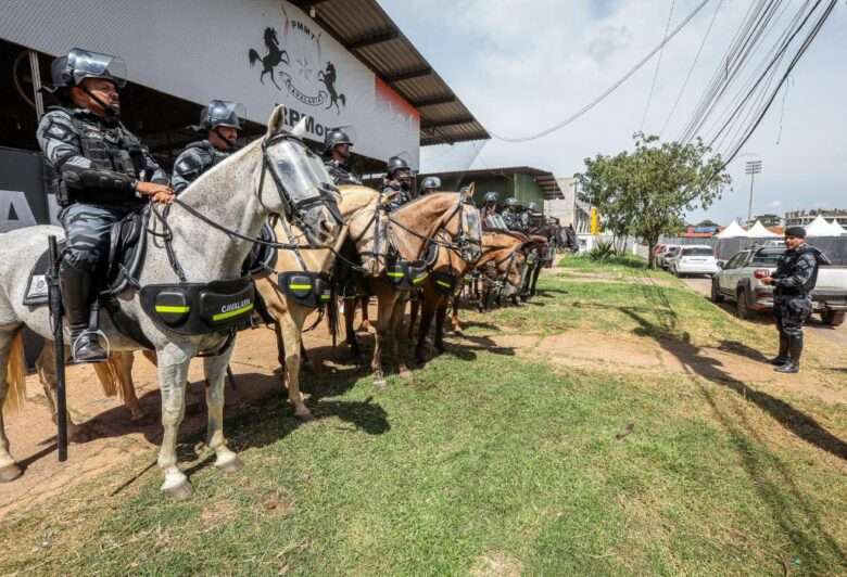 Cavalaria da PM concilia atividade ostensiva e atendimentos sociais para populacao em Mato Grosso