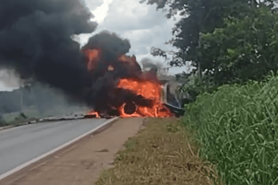 Colisão frontal entre carretas deixa dois mortos na BR-070, em Mato Grosso
