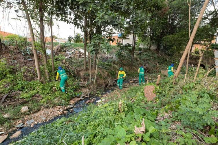 Cuiabá intensifica limpeza urbana e retoma manutenção da iluminação pública
