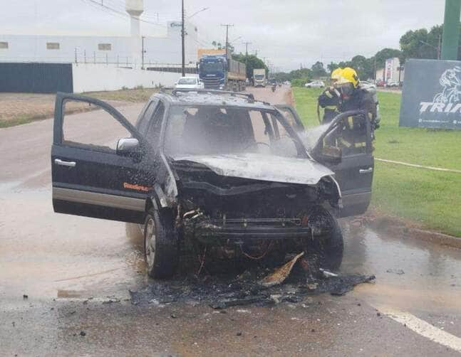 Incêndio destrói veículo em Sinop e mobiliza Corpo de Bombeiros