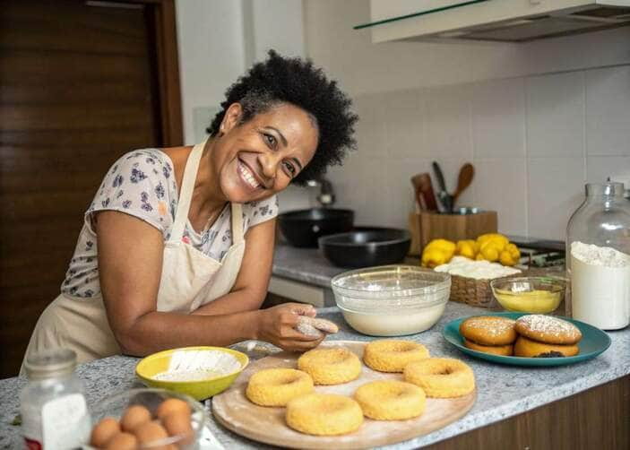 Mulher fazendo rosquinha