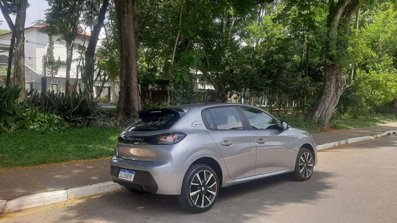 Os hatchs compactos mais emplacados no Brasil em 2024 Peugeot 208 Sergio Dias 5