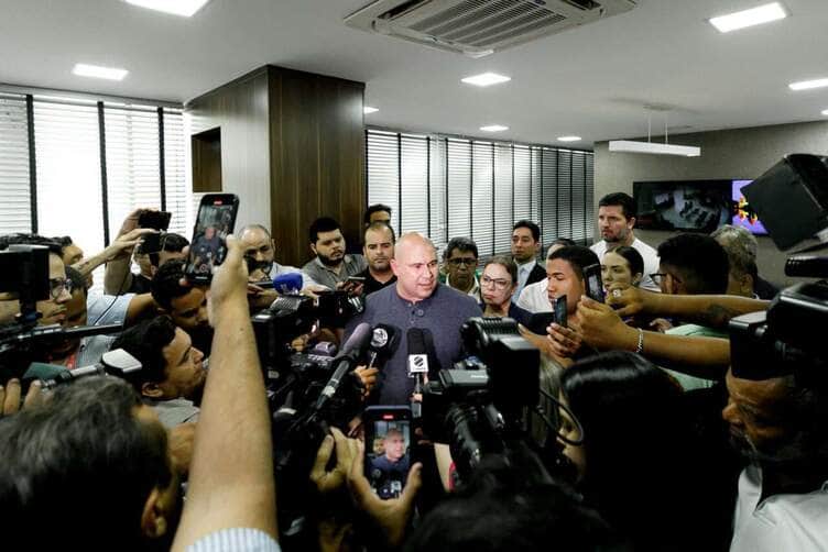 Prefeito de Cuiabá suspende pagamento de R$ 650 mil à CS Mobi e exige cumprimento do contrato